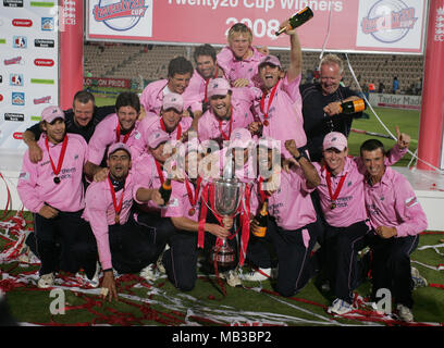 Les joueurs croisés Middlesex célébrer après avoir remporté la finale de la coupe de vingt20 au Rose Bowl le 26 juillet 2008 après avoir battu par 3 Spitfires Kent s'exécute. Banque D'Images