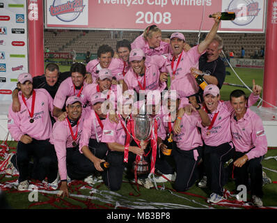 Les joueurs croisés Middlesex célébrer après avoir remporté la finale de la coupe de vingt20 au Rose Bowl le 26 juillet 2008 après avoir battu par 3 Spitfires Kent s'exécute. Banque D'Images