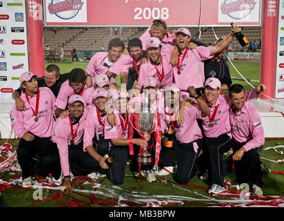 Les joueurs croisés Middlesex célébrer après avoir remporté la finale de la coupe de vingt20 au Rose Bowl le 26 juillet 2008 après avoir battu par 3 Spitfires Kent s'exécute. Banque D'Images