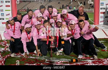 Les joueurs croisés Middlesex célébrer après avoir remporté la finale de la coupe de vingt20 au Rose Bowl le 26 juillet 2008 après avoir battu par 3 Spitfires Kent s'exécute. Banque D'Images