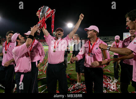 Les joueurs croisés Middlesex célébrer après avoir remporté la finale de la coupe de vingt20 au Rose Bowl le 26 juillet 2008 après avoir battu par 3 Spitfires Kent s'exécute. Banque D'Images