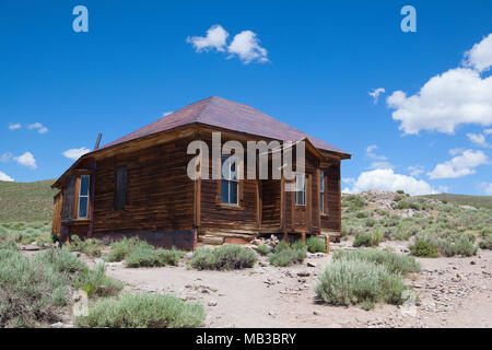 Bodie, CA, USA - 15 juillet 2011 : anciens bâtiments de Bodie, une ville fantôme d'origine de la fin des années 1800. Bodie est une ville fantôme dans les collines à l'est de t Bodie Banque D'Images