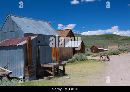 Bodie, CA, USA - 15 juillet 2011 : anciens bâtiments de Bodie, une ville fantôme d'origine de la fin des années 1800. Bodie est une ville fantôme dans les collines à l'est de t Bodie Banque D'Images