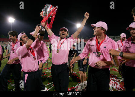 Les joueurs croisés Middlesex célébrer après avoir remporté la finale de la coupe de vingt20 au Rose Bowl le 26 juillet 2008 après avoir battu par 3 Spitfires Kent s'exécute. Banque D'Images