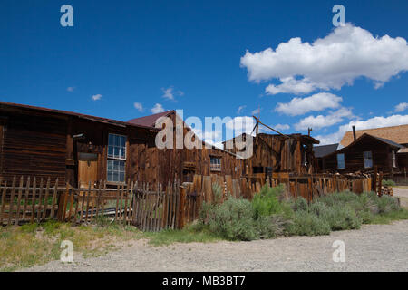 Bodie, CA, USA - 15 juillet 2011 : anciens bâtiments de Bodie, une ville fantôme d'origine de la fin des années 1800. Bodie est une ville fantôme dans les collines à l'est de t Bodie Banque D'Images