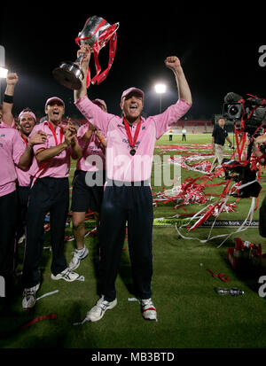 Les joueurs croisés Middlesex célébrer après avoir remporté la finale de la coupe de vingt20 au Rose Bowl le 26 juillet 2008 après avoir battu par 3 Spitfires Kent s'exécute. Banque D'Images