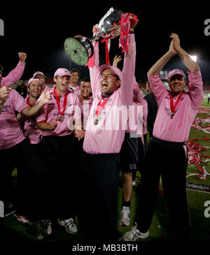 Les joueurs croisés Middlesex célébrer après avoir remporté la finale de la coupe de vingt20 au Rose Bowl le 26 juillet 2008 après avoir battu par 3 Spitfires Kent s'exécute. Banque D'Images