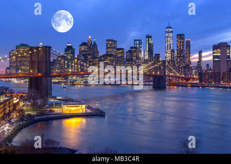 Pont de Brooklyn (©J & W ROEBLING 1876) CENTRE-VILLE RIVIÈRE EAST, MANHATTAN NEW YORK USA Banque D'Images