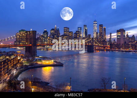 Pont de Brooklyn (©J & W ROEBLING 1876) CENTRE-VILLE RIVIÈRE EAST, MANHATTAN NEW YORK USA Banque D'Images