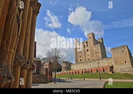 Le château vu de l'entrée de la cathédrale de Rochester, UK Banque D'Images