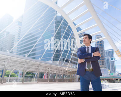 Portrait of young Asian Woman standing in a traversé le bras extérieur de la ville. Banque D'Images