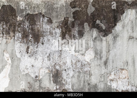 Fond plein cadre de érodés, endommagé et sale mur de béton avec du plâtre écaillé. Banque D'Images