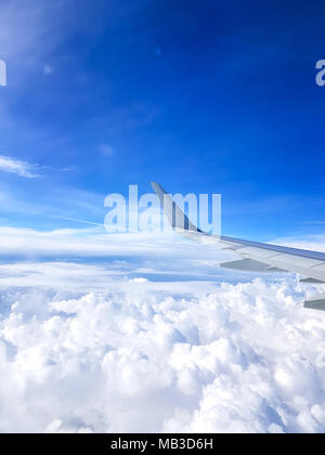 Photo de l'aile d'avion, ciel nuageux de hublot Banque D'Images