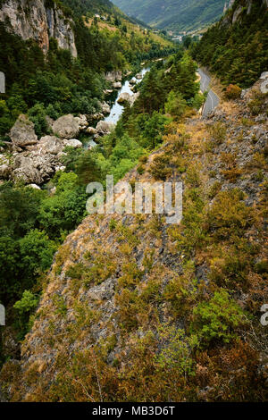 Les Gorges du Tarn un tournant spectaculaire gorge calcaire du Rozier, au nord de Millau, à Quézac, dans le département de la Lozère, Massif Central en France. Banque D'Images