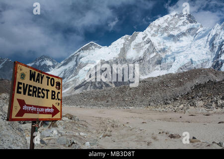 Moyen de monter au camp de base de l'Everest signe avec l'himalaya dans l'arrière-plan. Le Népal, Asie. Banque D'Images