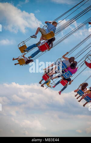 CHICAGO, IL, 02 juillet 2017 : les enfants monter la vague swinger, au Navy Pier, qui attire plus de 9 millions de visiteurs chaque année. Banque D'Images