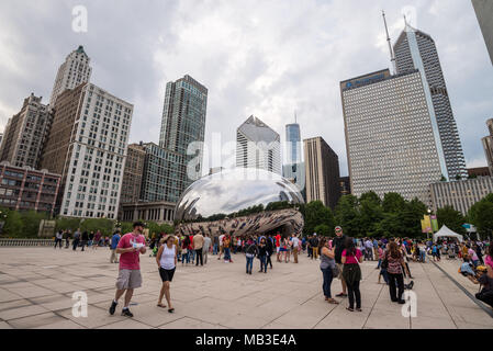 CHICAGO - 4 juillet 2017 : Cloud Gate dans le Millennium Park de Chicago. La Cloud Gate est une attraction touristique majeure habituellement appelé : le bean. Banque D'Images