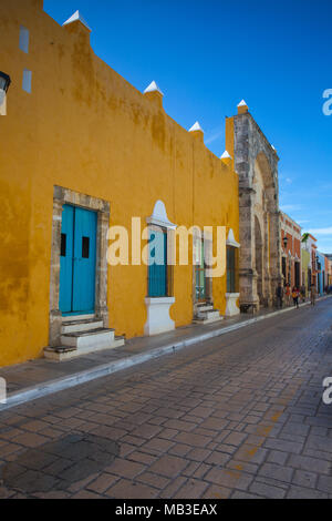 Campeche, Mexique - Janvier 31,2018 : rue coloniale typique dans la région de Campeche, Mexique. Ville historique fortifiée de Campeche - UNESCO World Heritage Site. Banque D'Images