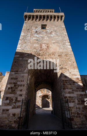 PIOMBINO, Toscane, Italie - Avril 01, 2018 : Piombino, Toscane, Italie - complexe du château avec la Torrione RIvellino et l Banque D'Images