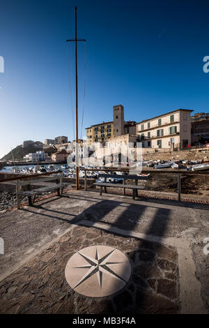 PIOMBINO, Toscane, Italie - Avril 01, 2018 : Piombino, Toscane, Italie - ancien port de pêche avec la Citadelle Banque D'Images