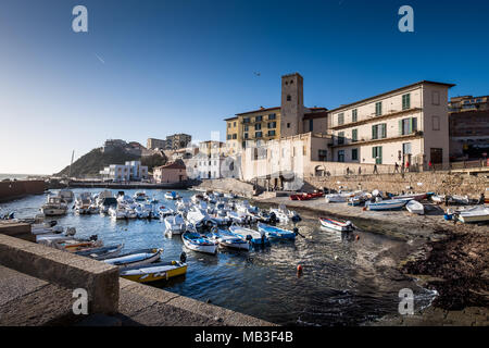 PIOMBINO, Toscane, Italie - Avril 01, 2018 : Piombino, Toscane, Italie - ancien port de pêche avec la Citadelle Banque D'Images