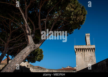 PIOMBINO, Toscane, Italie - Avril 01, 2018 : Piombino, Toscane, Italie - complexe du château avec la Torrione RIvellino et l Banque D'Images