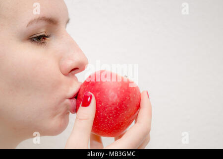 Fille de la nourriture saine, l'amour embrassant une pomme rouge Banque D'Images