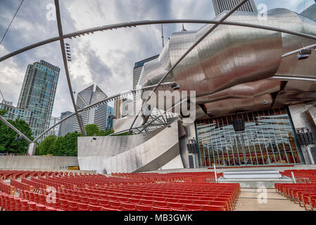CHICAGO, ILLINOIS 4 JUILLET 2017- Vue de la musique Jay Pritzker Pavilion conçu par l'architecte Frank Gehry dans le Millennium Park de Chicago, Illinois. Banque D'Images