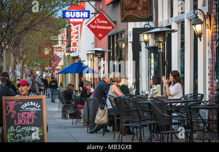 Les repas en plein air le long de la cour arborée au Square, au centre-ville de Decatur Decatur, Géorgie. (USA) Banque D'Images