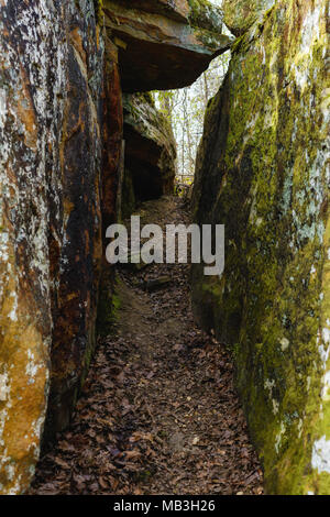 Un étroit sentier serpente entre les rochers dans Tishomingo State Park. Banque D'Images