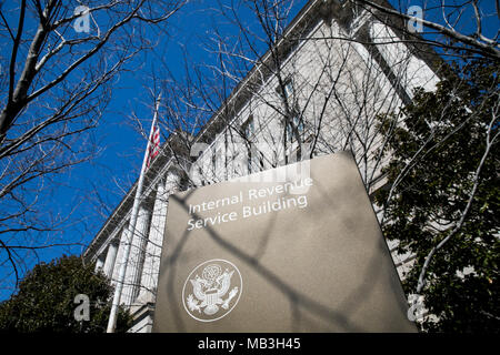 Un logo affiche à l'extérieur du siège de l'Internal Revenue Service (IRS) au centre-ville de Washington, D.C., le 31 mars 2018. Banque D'Images