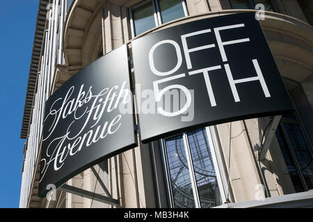 Un logo affiche à l'extérieur d'un Saks Fifth Avenue Off 5e magasin de détail dans le centre-ville de Washington, D.C., le 31 mars 2018. Banque D'Images