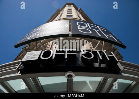 Un logo affiche à l'extérieur d'un Saks Fifth Avenue Off 5e magasin de détail dans le centre-ville de Washington, D.C., le 31 mars 2018. Banque D'Images