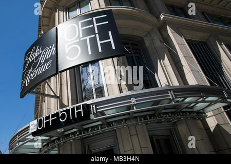 Un logo affiche à l'extérieur d'un Saks Fifth Avenue Off 5e magasin de détail dans le centre-ville de Washington, D.C., le 31 mars 2018. Banque D'Images