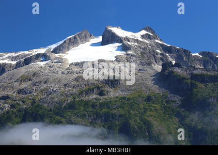 Montagnes et glaciers le long des côtes de l'Alaska dans la région de Kenai Fjords National Park Banque D'Images