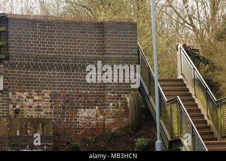 Un escalier extérieur à la gare à côté de bridge UK Banque D'Images