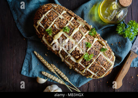 Fromage frais cuit séparez le pain avec l'ail, l'huile d'olive et le persil Banque D'Images