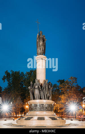 Brest, Biélorussie - juin 6, 2017 : vue sur Monument du millénaire de Brest à l'intersection de la rue Gogol et Sovietskaya Dans Soir Nuit Illuminations. Mo Banque D'Images