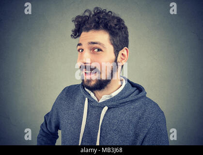 Jeune homme rusé rusé à sourire avec at camera Banque D'Images