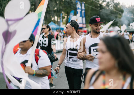 Les partisans d'impulsions à Orlando mars Pride Parade avec des anges pour se rappeler et honorer chacun des victimes dans la prise de pouls (2016). Banque D'Images