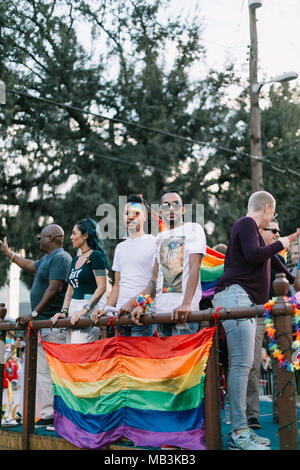 Homme avec fierté un miroir de l'hôtel Orlando Pride Parade (2016). Banque D'Images