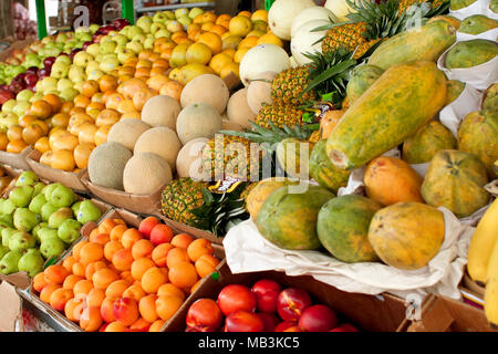 Des fruits aux couleurs vives s'affiche dans le cadre de la Géorgie à l'occasion d'agriculteurs cultivés Atlanta Farmers Market le 27 juillet 2013 à Atlanta, GA. Banque D'Images