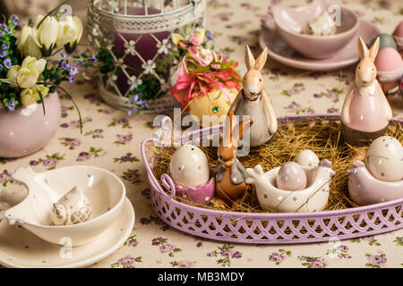 Table de petit-déjeuner de Pâques avec plateau, œufs en cm, les fleurs de printemps dans un vase et un décor de Pâques. Composition de Pâques Banque D'Images