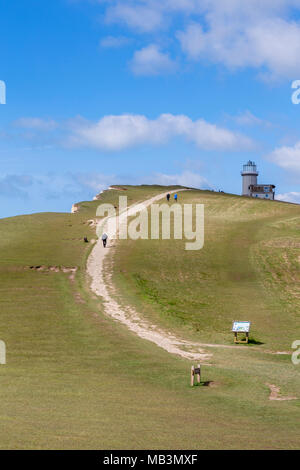 South Downs Way Sentier menant vers Belle Tout le phare sur la côte sud de l'Angleterre sur un matin d'avril, lumineux et ensoleillé Banque D'Images