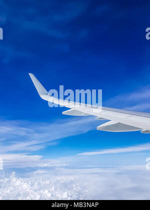 Photo de l'aile d'avion, ciel nuageux de hublot Banque D'Images