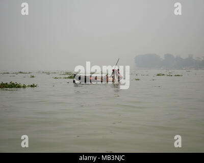 Les pêcheurs vu essayer de prendre du poisson sur son bateau. Dans le delta des rivières Ganga (Padma), du Brahmapoutre et de la Meghna personnes vivent sur l'eau. La zone autour de la ville Banaripara est inondé avec de l'eau. Les gens vivent dans des villages sur les rives de rivières. Le transport routier n'est possible. Juste de l'eau et les navires les connecter avec le reste du monde. Mais le quartier est très animé. Les agriculteurs cultivent des fruits, des légumes, du riz et des cultures sur 2 700 kilomètres carrés de terres entre les rivières. Visitez les fournisseurs leur client sur les bateaux. Marchés flottants avec des légumes, des fruits, du riz ou du bois sont communs dans ce domaine. Les gens b Banque D'Images