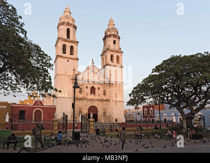 Parc de l'indépendance avec la cathédrale San Francisco de Campeche, Mexique Banque D'Images