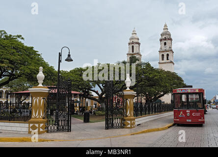 Parc de l'indépendance avec la cathédrale San Francisco de Campeche, Mexique Banque D'Images