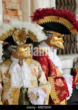 Dans l'homme, les masques de carnaval de Venise, Italie Banque D'Images