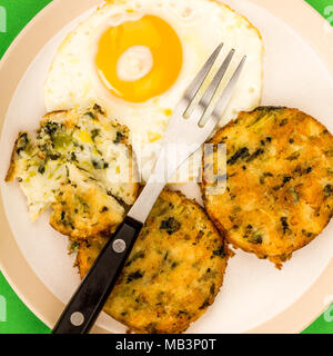 Végétarien cuisiné et Squeak Bulle les gâteaux avec un Œuf frit sur fond vert Banque D'Images